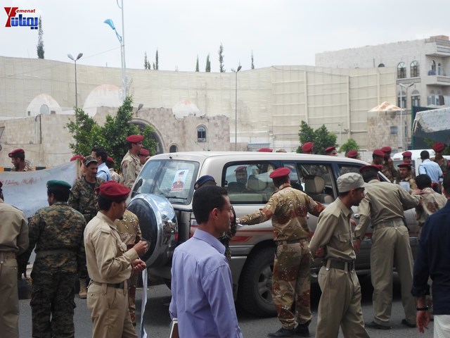 وقفة احتجاجية للجامعيين العسكريين والأمنيين أمام مكتب رئاسة الجمهورية احتجاجا على عدم ترقيتهم إلى رتبة ضابط 113