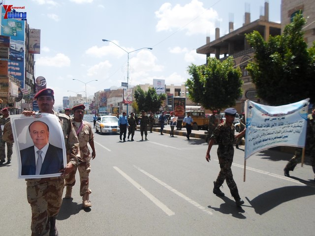 وقفة احتجاجية للجامعيين العسكريين والأمنيين أمام مكتب رئاسة الجمهورية احتجاجا على عدم ترقيتهم إلى رتبة ضابط 114