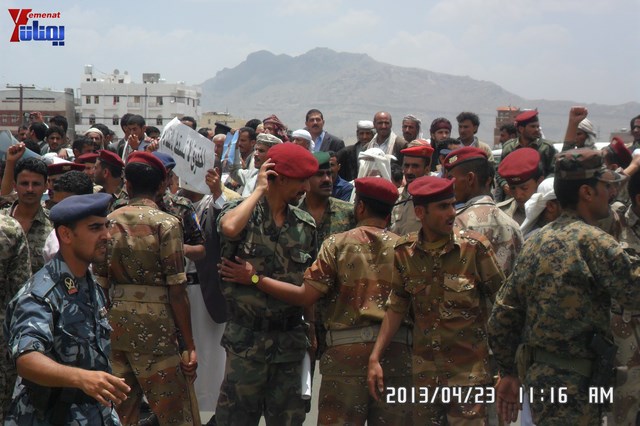 وقفة احتجاجية للجامعيين العسكريين والأمنيين أمام مكتب رئاسة الجمهورية احتجاجا على عدم ترقيتهم إلى رتبة ضابط 120