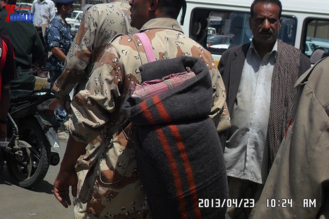 وقفة احتجاجية للجامعيين العسكريين والأمنيين أمام مكتب رئاسة الجمهورية احتجاجا على عدم ترقيتهم إلى رتبة ضابط 121