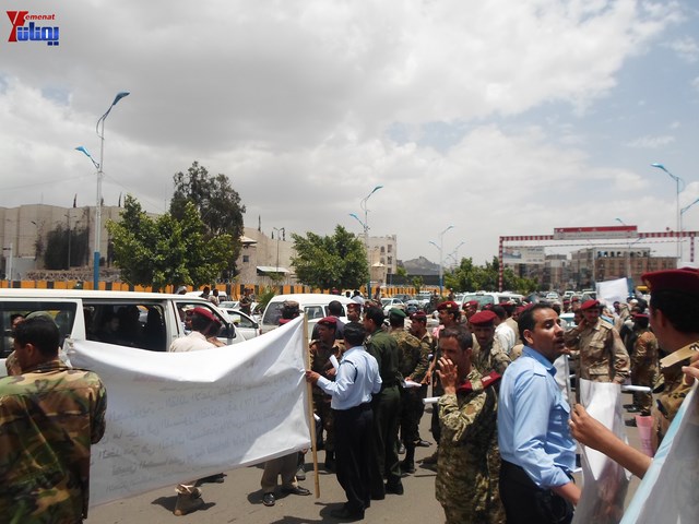 وقفة احتجاجية للجامعيين العسكريين والأمنيين أمام مكتب رئاسة الجمهورية احتجاجا على عدم ترقيتهم إلى رتبة ضابط 123