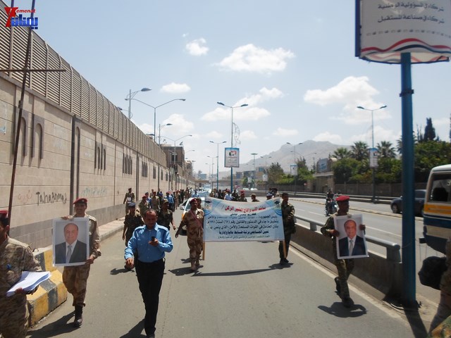 وقفة احتجاجية للجامعيين العسكريين والأمنيين أمام مكتب رئاسة الجمهورية احتجاجا على عدم ترقيتهم إلى رتبة ضابط 124