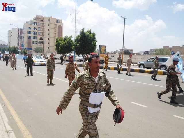 وقفة احتجاجية للجامعيين العسكريين والأمنيين أمام مكتب رئاسة الجمهورية احتجاجا على عدم ترقيتهم إلى رتبة ضابط 125