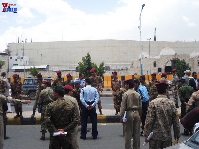 وقفة احتجاجية للجامعيين العسكريين والأمنيين أمام مكتب رئاسة الجمهورية احتجاجا على عدم ترقيتهم إلى رتبة ضابط 126