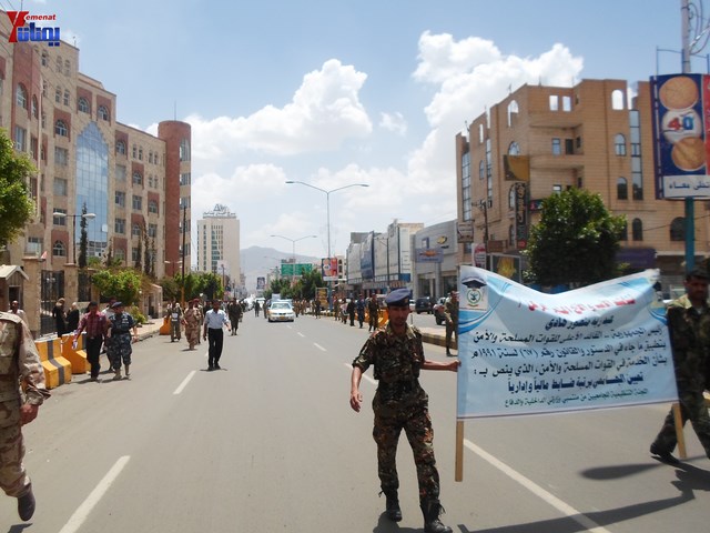 وقفة احتجاجية للجامعيين العسكريين والأمنيين أمام مكتب رئاسة الجمهورية احتجاجا على عدم ترقيتهم إلى رتبة ضابط 128