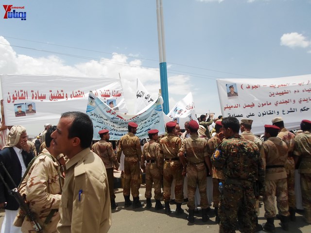 وقفة احتجاجية للجامعيين العسكريين والأمنيين أمام مكتب رئاسة الجمهورية احتجاجا على عدم ترقيتهم إلى رتبة ضابط 129