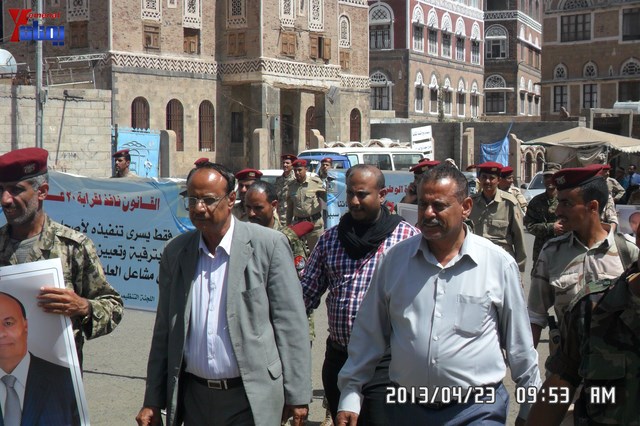 وقفة احتجاجية للجامعيين العسكريين والأمنيين أمام مكتب رئاسة الجمهورية احتجاجا على عدم ترقيتهم إلى رتبة ضابط 13