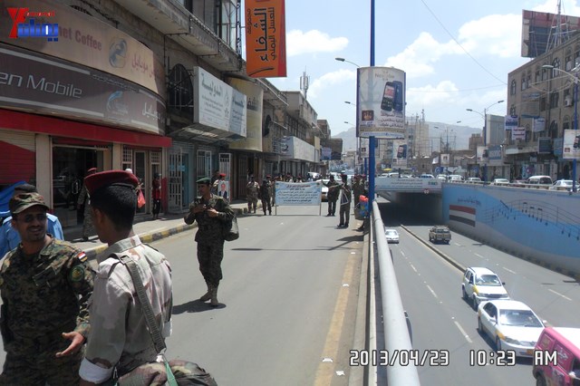 وقفة احتجاجية للجامعيين العسكريين والأمنيين أمام مكتب رئاسة الجمهورية احتجاجا على عدم ترقيتهم إلى رتبة ضابط 130