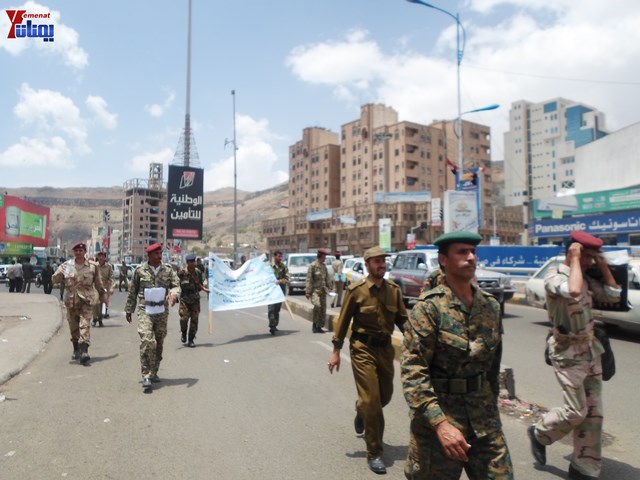 وقفة احتجاجية للجامعيين العسكريين والأمنيين أمام مكتب رئاسة الجمهورية احتجاجا على عدم ترقيتهم إلى رتبة ضابط 132