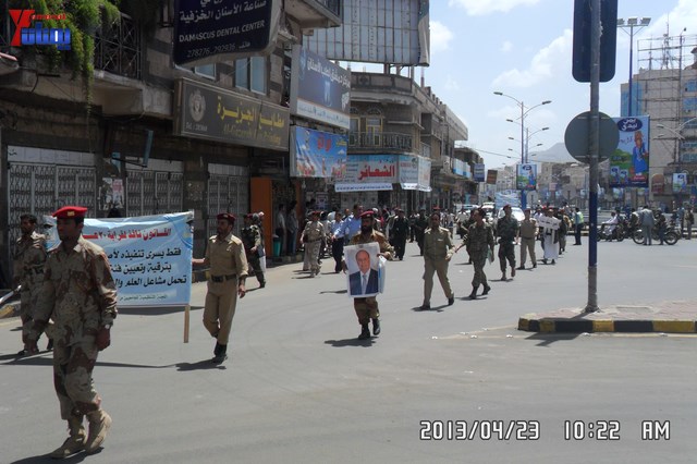 وقفة احتجاجية للجامعيين العسكريين والأمنيين أمام مكتب رئاسة الجمهورية احتجاجا على عدم ترقيتهم إلى رتبة ضابط 135