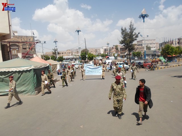 وقفة احتجاجية للجامعيين العسكريين والأمنيين أمام مكتب رئاسة الجمهورية احتجاجا على عدم ترقيتهم إلى رتبة ضابط 140