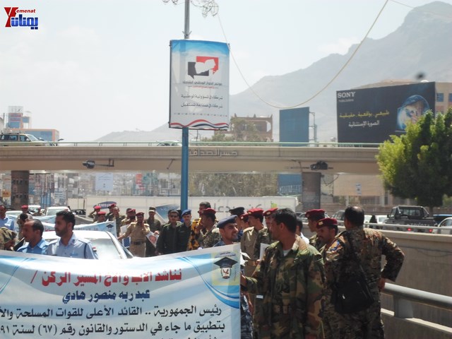 وقفة احتجاجية للجامعيين العسكريين والأمنيين أمام مكتب رئاسة الجمهورية احتجاجا على عدم ترقيتهم إلى رتبة ضابط 142