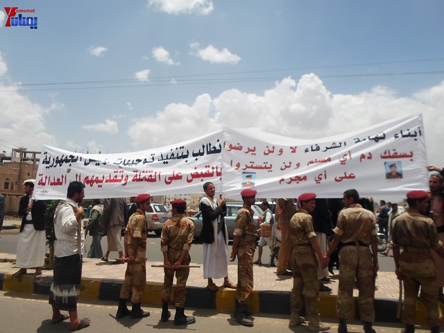 وقفة احتجاجية للجامعيين العسكريين والأمنيين أمام مكتب رئاسة الجمهورية احتجاجا على عدم ترقيتهم إلى رتبة ضابط 144