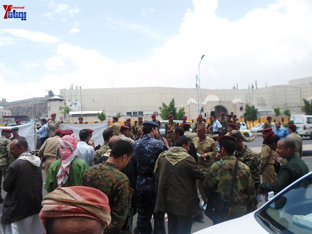 وقفة احتجاجية للجامعيين العسكريين والأمنيين أمام مكتب رئاسة الجمهورية احتجاجا على عدم ترقيتهم إلى رتبة ضابط 147