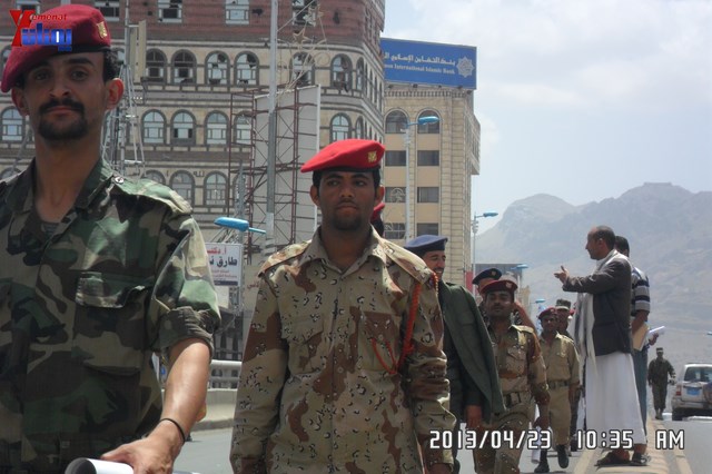 وقفة احتجاجية للجامعيين العسكريين والأمنيين أمام مكتب رئاسة الجمهورية احتجاجا على عدم ترقيتهم إلى رتبة ضابط 150