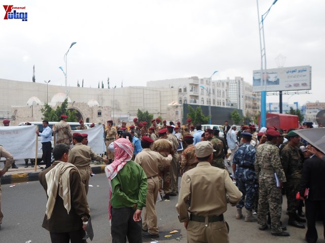 وقفة احتجاجية للجامعيين العسكريين والأمنيين أمام مكتب رئاسة الجمهورية احتجاجا على عدم ترقيتهم إلى رتبة ضابط 151
