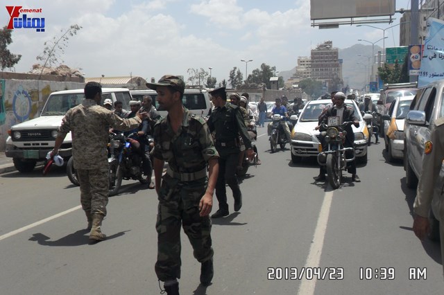 وقفة احتجاجية للجامعيين العسكريين والأمنيين أمام مكتب رئاسة الجمهورية احتجاجا على عدم ترقيتهم إلى رتبة ضابط 153