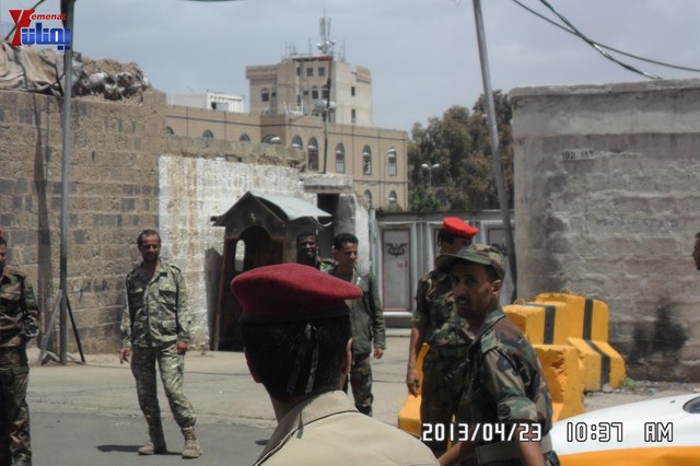 وقفة احتجاجية للجامعيين العسكريين والأمنيين أمام مكتب رئاسة الجمهورية احتجاجا على عدم ترقيتهم إلى رتبة ضابط 155