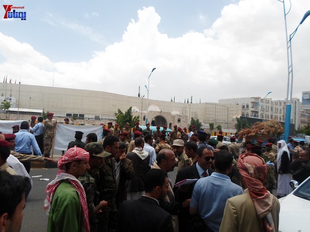 وقفة احتجاجية للجامعيين العسكريين والأمنيين أمام مكتب رئاسة الجمهورية احتجاجا على عدم ترقيتهم إلى رتبة ضابط 156