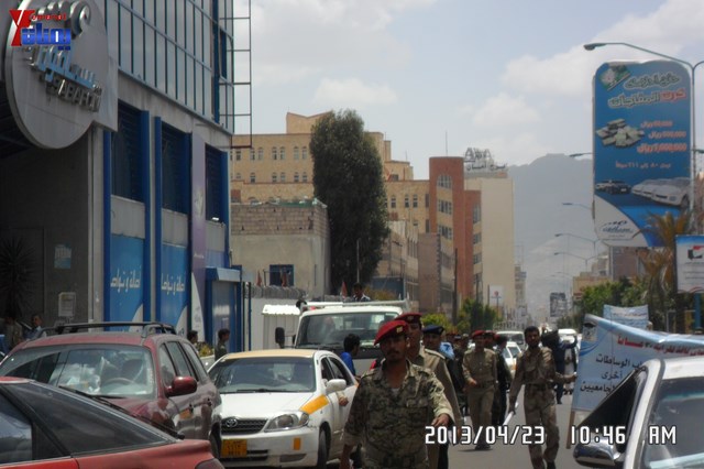 وقفة احتجاجية للجامعيين العسكريين والأمنيين أمام مكتب رئاسة الجمهورية احتجاجا على عدم ترقيتهم إلى رتبة ضابط 158