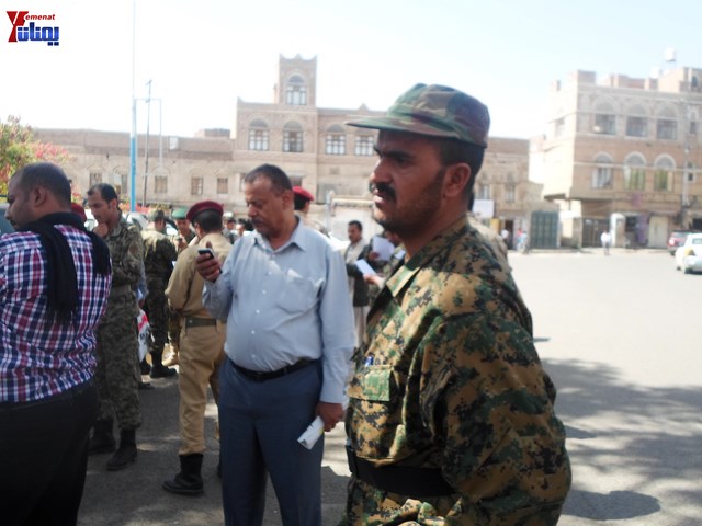 وقفة احتجاجية للجامعيين العسكريين والأمنيين أمام مكتب رئاسة الجمهورية احتجاجا على عدم ترقيتهم إلى رتبة ضابط 160