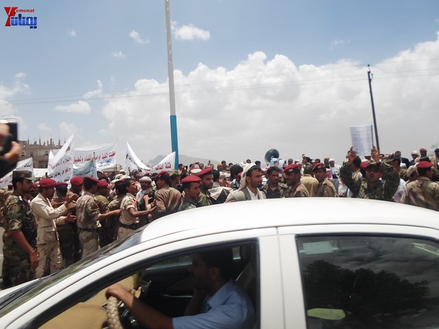 وقفة احتجاجية للجامعيين العسكريين والأمنيين أمام مكتب رئاسة الجمهورية احتجاجا على عدم ترقيتهم إلى رتبة ضابط 161