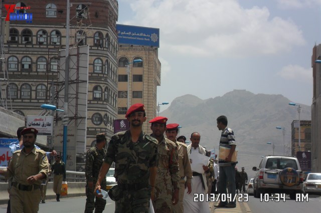 وقفة احتجاجية للجامعيين العسكريين والأمنيين أمام مكتب رئاسة الجمهورية احتجاجا على عدم ترقيتهم إلى رتبة ضابط 162