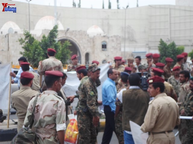 وقفة احتجاجية للجامعيين العسكريين والأمنيين أمام مكتب رئاسة الجمهورية احتجاجا على عدم ترقيتهم إلى رتبة ضابط 163