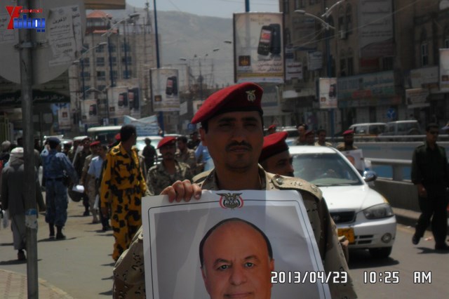 وقفة احتجاجية للجامعيين العسكريين والأمنيين أمام مكتب رئاسة الجمهورية احتجاجا على عدم ترقيتهم إلى رتبة ضابط 169