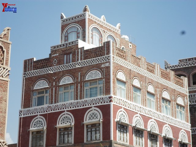 وقفة احتجاجية للجامعيين العسكريين والأمنيين أمام مكتب رئاسة الجمهورية احتجاجا على عدم ترقيتهم إلى رتبة ضابط 17