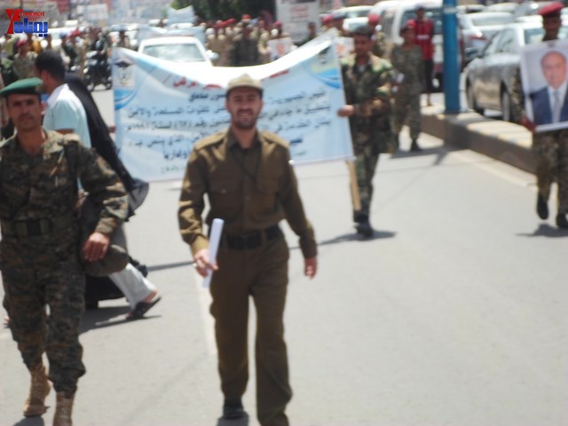 وقفة احتجاجية للجامعيين العسكريين والأمنيين أمام مكتب رئاسة الجمهورية احتجاجا على عدم ترقيتهم إلى رتبة ضابط 170