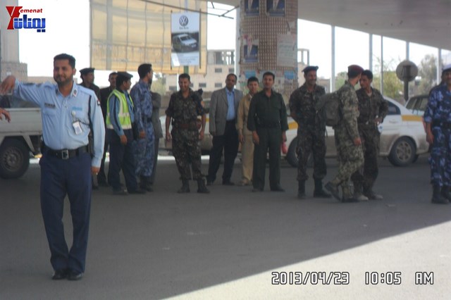 وقفة احتجاجية للجامعيين العسكريين والأمنيين أمام مكتب رئاسة الجمهورية احتجاجا على عدم ترقيتهم إلى رتبة ضابط 171