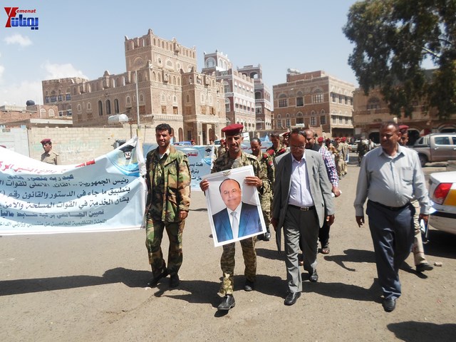 وقفة احتجاجية للجامعيين العسكريين والأمنيين أمام مكتب رئاسة الجمهورية احتجاجا على عدم ترقيتهم إلى رتبة ضابط 19