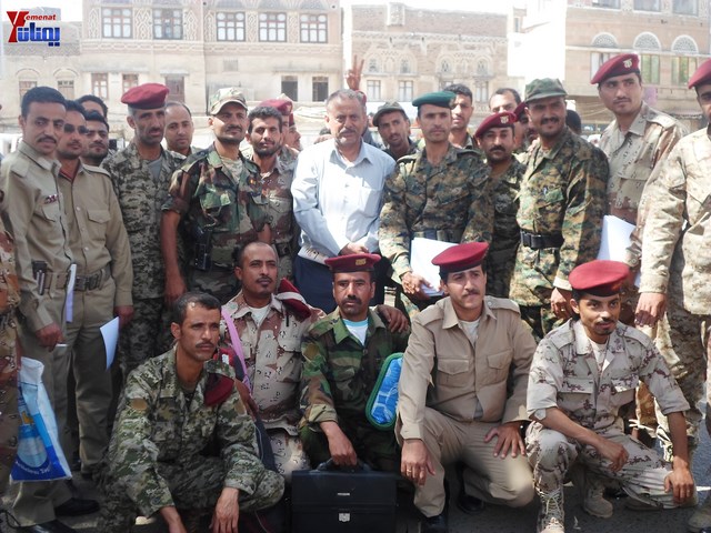 وقفة احتجاجية للجامعيين العسكريين والأمنيين أمام مكتب رئاسة الجمهورية احتجاجا على عدم ترقيتهم إلى رتبة ضابط 2