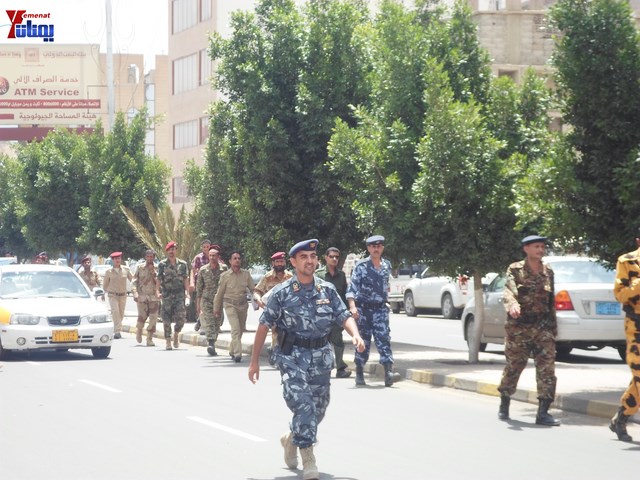وقفة احتجاجية للجامعيين العسكريين والأمنيين أمام مكتب رئاسة الجمهورية احتجاجا على عدم ترقيتهم إلى رتبة ضابط 20