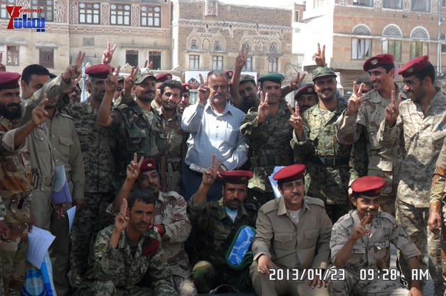 وقفة احتجاجية للجامعيين العسكريين والأمنيين أمام مكتب رئاسة الجمهورية احتجاجا على عدم ترقيتهم إلى رتبة ضابط 21