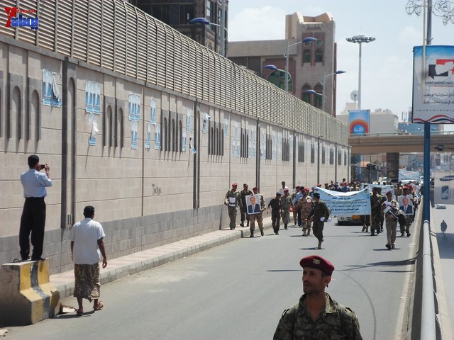 وقفة احتجاجية للجامعيين العسكريين والأمنيين أمام مكتب رئاسة الجمهورية احتجاجا على عدم ترقيتهم إلى رتبة ضابط 27