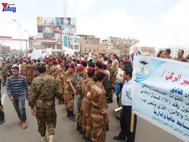 وقفة احتجاجية للجامعيين العسكريين والأمنيين أمام مكتب رئاسة الجمهورية احتجاجا على عدم ترقيتهم إلى رتبة ضابط 28