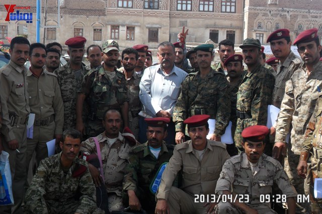 وقفة احتجاجية للجامعيين العسكريين والأمنيين أمام مكتب رئاسة الجمهورية احتجاجا على عدم ترقيتهم إلى رتبة ضابط 30