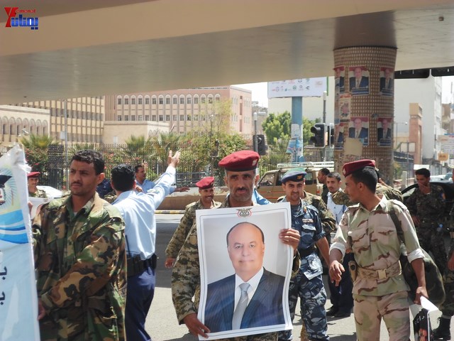 وقفة احتجاجية للجامعيين العسكريين والأمنيين أمام مكتب رئاسة الجمهورية احتجاجا على عدم ترقيتهم إلى رتبة ضابط 32