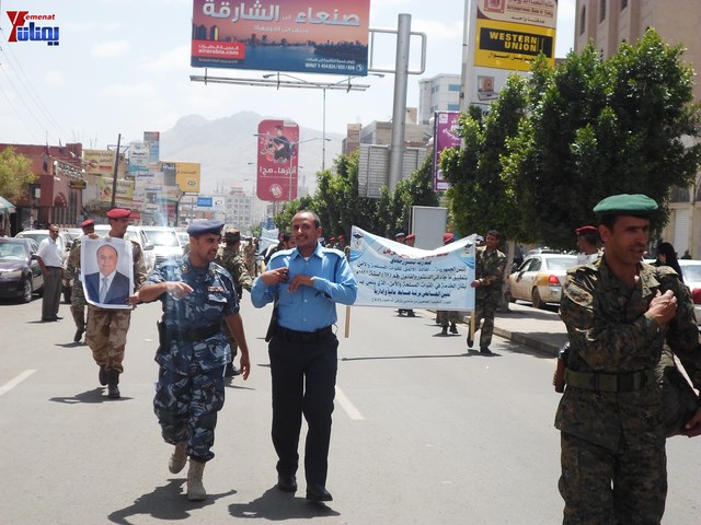 وقفة احتجاجية للجامعيين العسكريين والأمنيين أمام مكتب رئاسة الجمهورية احتجاجا على عدم ترقيتهم إلى رتبة ضابط 37