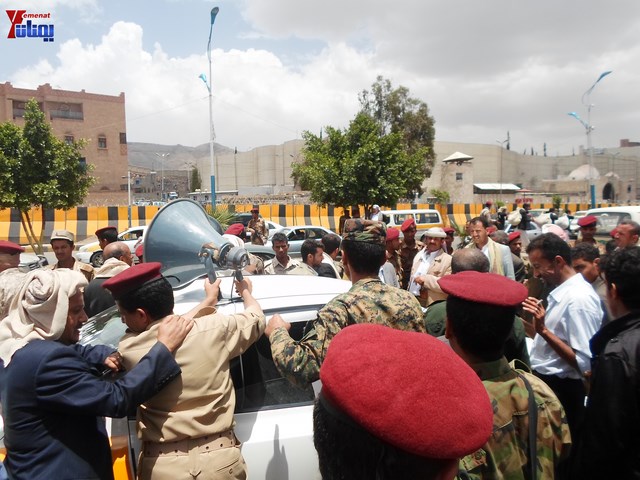 وقفة احتجاجية للجامعيين العسكريين والأمنيين أمام مكتب رئاسة الجمهورية احتجاجا على عدم ترقيتهم إلى رتبة ضابط 38