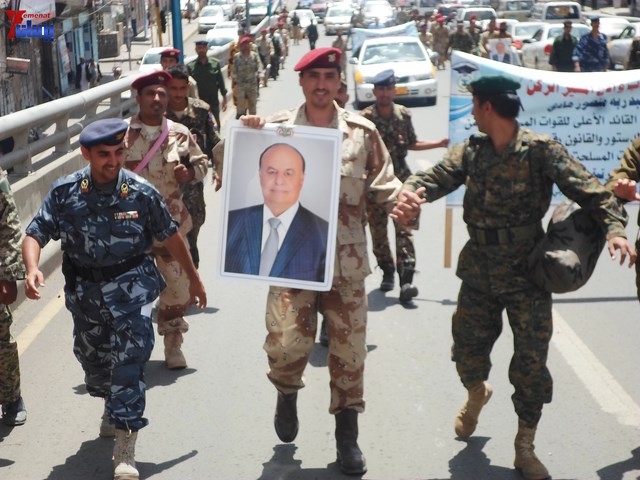 وقفة احتجاجية للجامعيين العسكريين والأمنيين أمام مكتب رئاسة الجمهورية احتجاجا على عدم ترقيتهم إلى رتبة ضابط 39