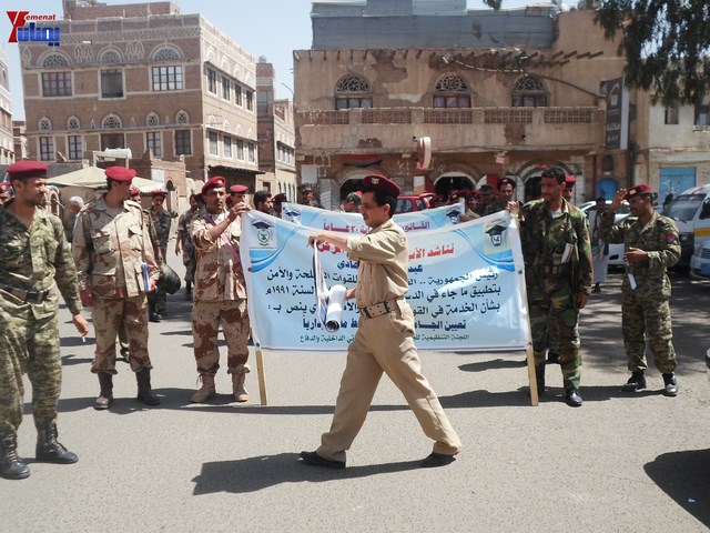 وقفة احتجاجية للجامعيين العسكريين والأمنيين أمام مكتب رئاسة الجمهورية احتجاجا على عدم ترقيتهم إلى رتبة ضابط 4