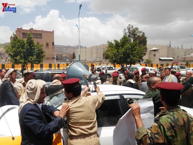 وقفة احتجاجية للجامعيين العسكريين والأمنيين أمام مكتب رئاسة الجمهورية احتجاجا على عدم ترقيتهم إلى رتبة ضابط 40