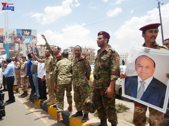 وقفة احتجاجية للجامعيين العسكريين والأمنيين أمام مكتب رئاسة الجمهورية احتجاجا على عدم ترقيتهم إلى رتبة ضابط 41