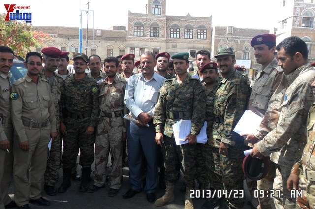 وقفة احتجاجية للجامعيين العسكريين والأمنيين أمام مكتب رئاسة الجمهورية احتجاجا على عدم ترقيتهم إلى رتبة ضابط 42