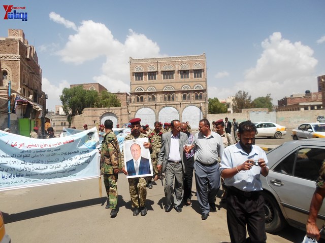 وقفة احتجاجية للجامعيين العسكريين والأمنيين أمام مكتب رئاسة الجمهورية احتجاجا على عدم ترقيتهم إلى رتبة ضابط 46