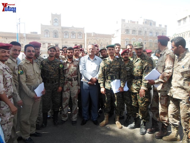 وقفة احتجاجية للجامعيين العسكريين والأمنيين أمام مكتب رئاسة الجمهورية احتجاجا على عدم ترقيتهم إلى رتبة ضابط 47