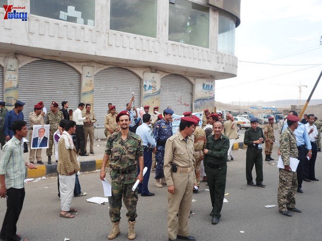 وقفة احتجاجية للجامعيين العسكريين والأمنيين أمام مكتب رئاسة الجمهورية احتجاجا على عدم ترقيتهم إلى رتبة ضابط 48